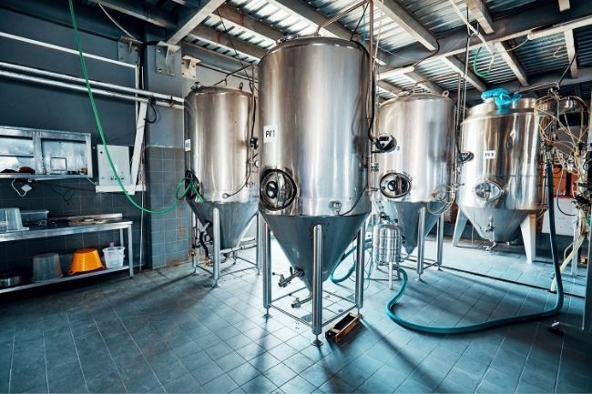 The Differences Between Homebrewing and Commercial Brewing